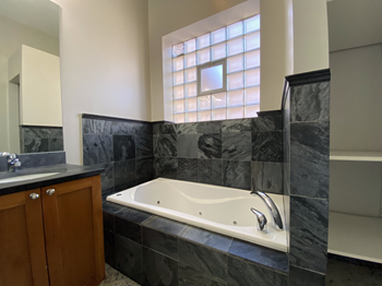 Luxury whirlpool bathtub